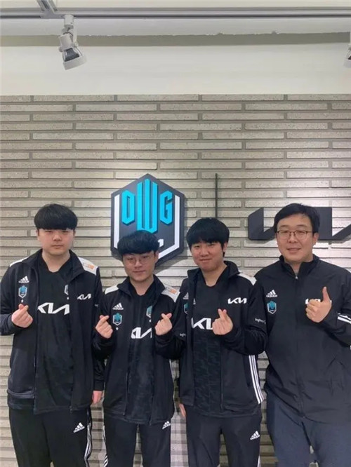 队两套更衣 队两套更衣